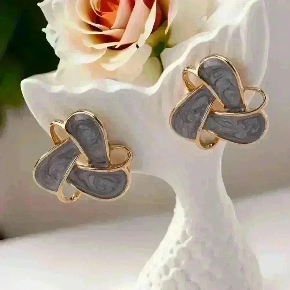 Cute Enamel Flower Earrings Stud Earrings in Gray